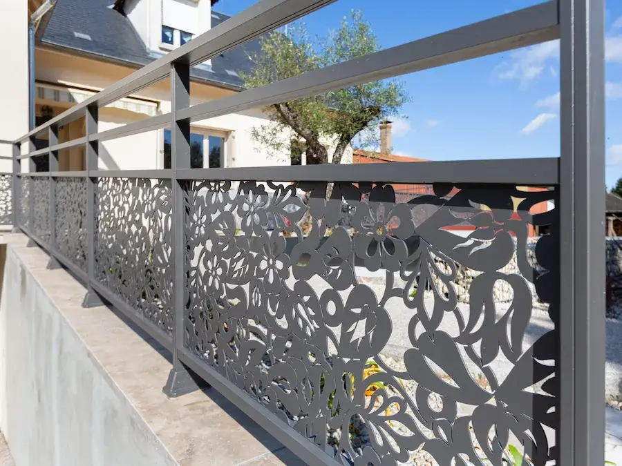 Garde-corps en aluminium avec découpe laser motifs fleuris