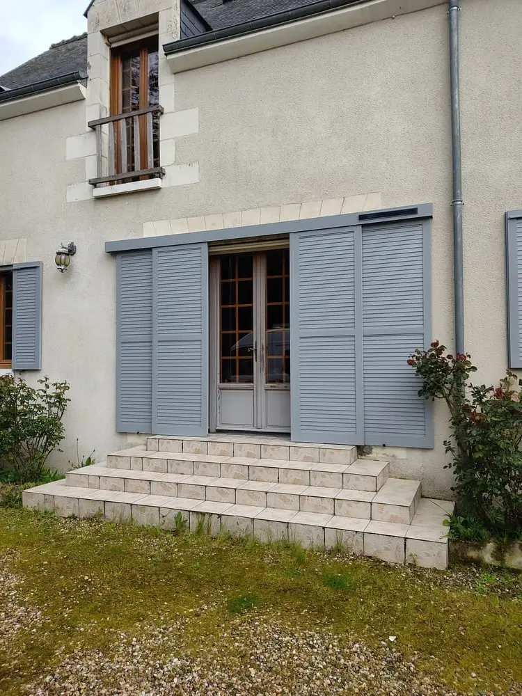 Création de volets sur coulisses pour une bâtisse ancienne