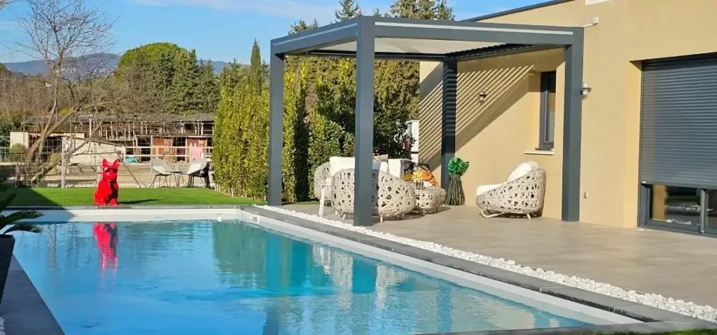 Une pergola bioclimatique sur une terrasse avec piscine