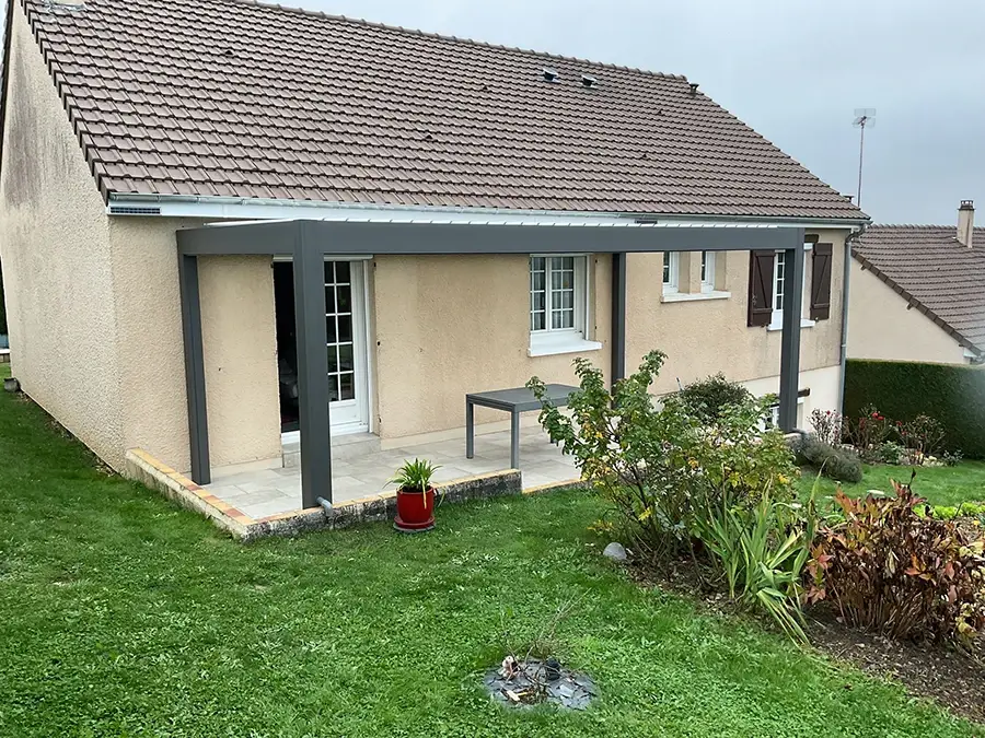 une pergola sur une terrasse