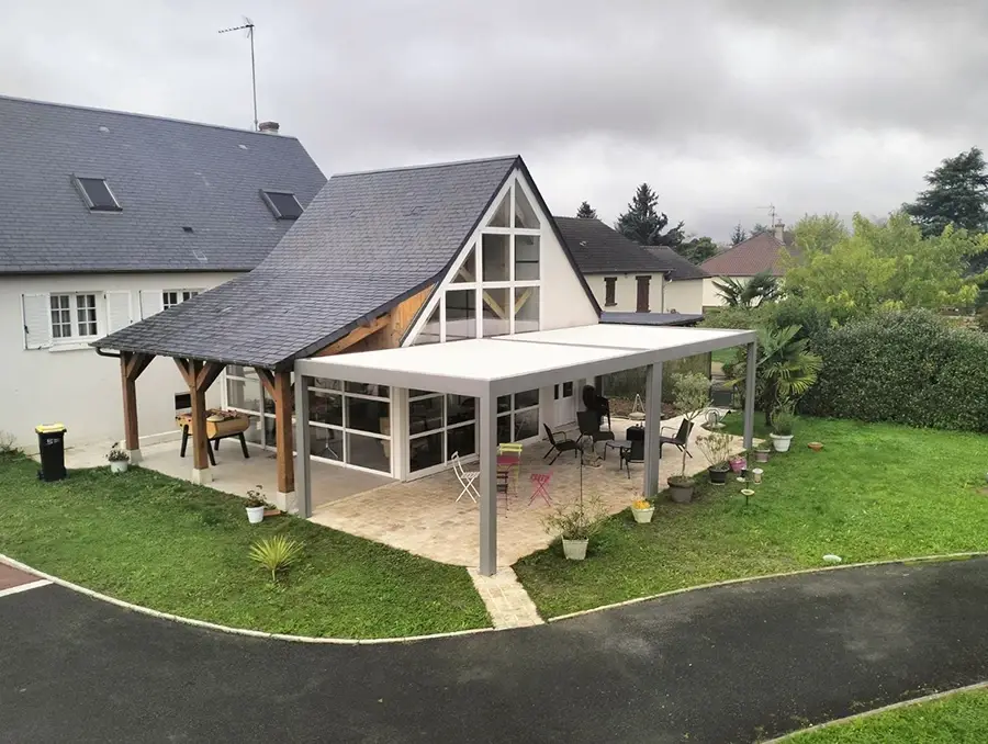 une pergola double sur une belle maison