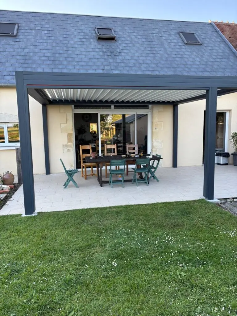 Installation d'une pergola bioclimatique 4 pieds, sur terrasse avec une avancé côté droit