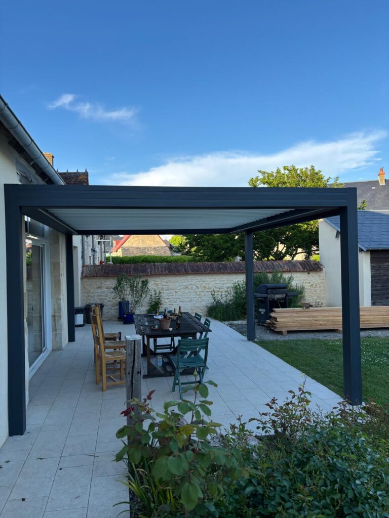 Pergola bioclimatique avec une avancée vue de côté, 4 pieds  