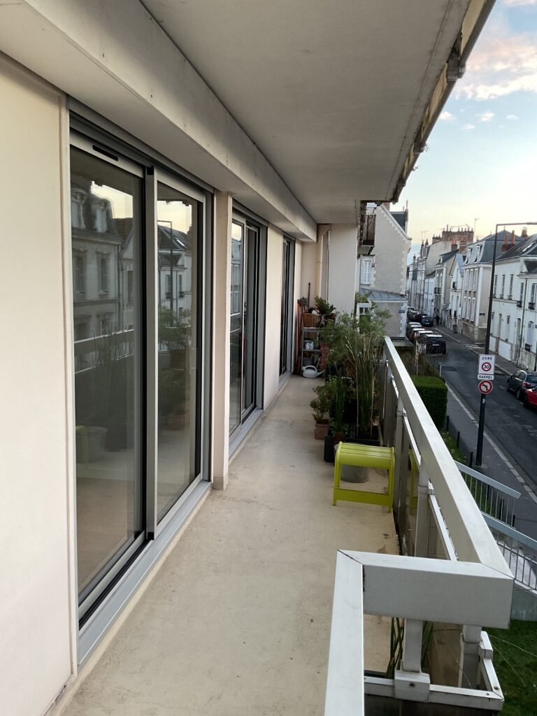 baie coulissante sur balcon