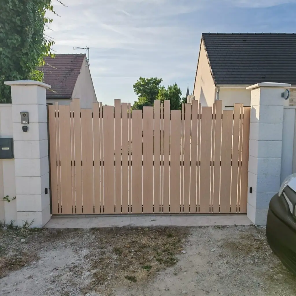 portail coulissant en aluminium effet bois