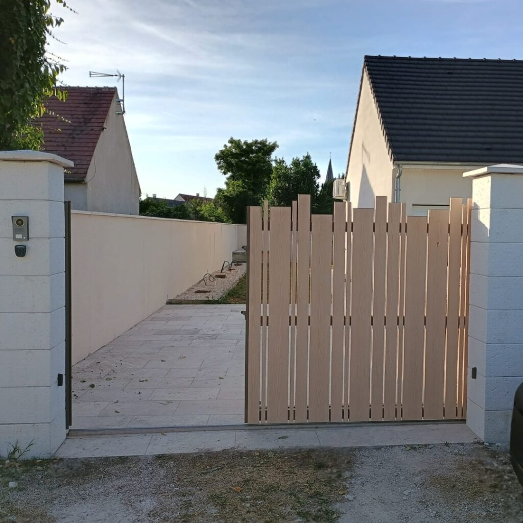 portail coulissant aluminium effet bois