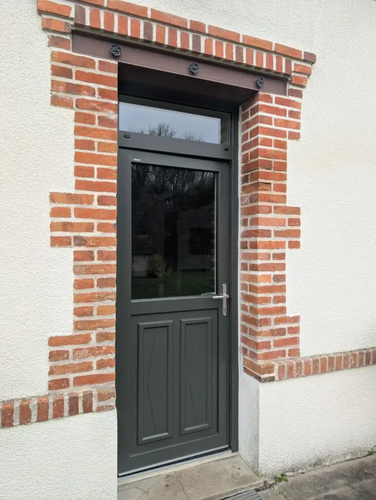 Porte d'entrée hybride extérieur alu intérieur PVC
