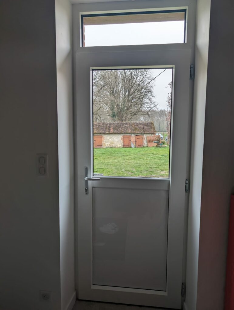 porte intérieur PVC blanc et extérieur ALU RAL 7022 gris terre d'ombre