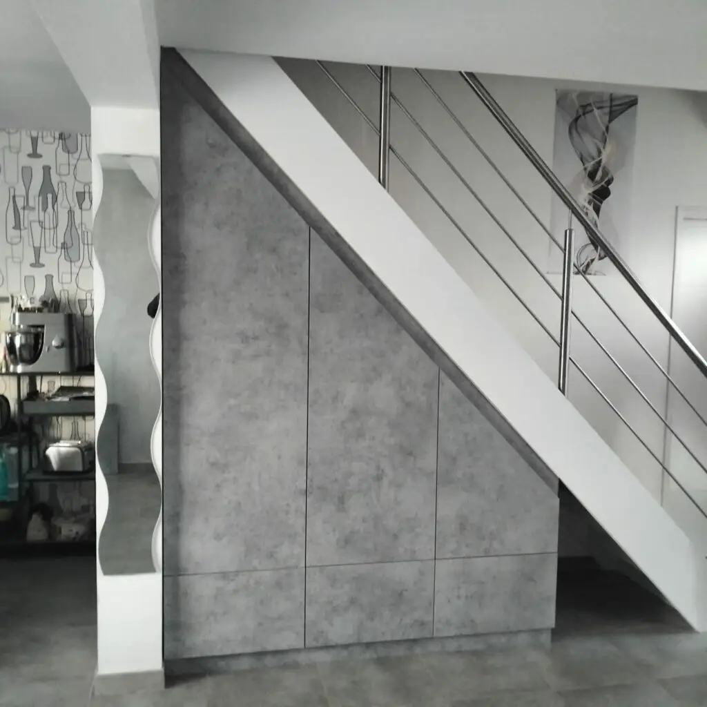 RANGEMENT SOUS ESCALIER