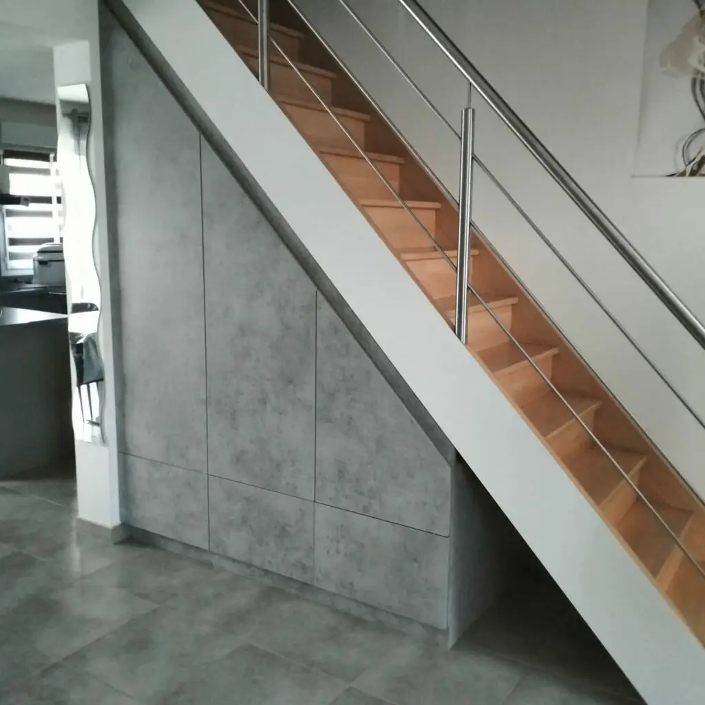 rangement sous escalier