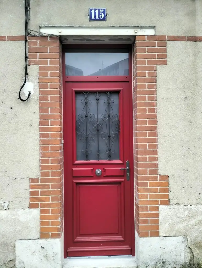 porte d'entrée en BOIS couleur 3011 rouge