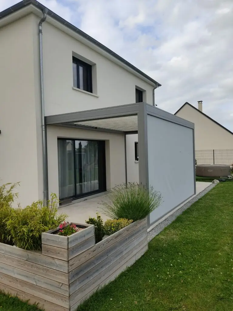 Pergola bioclimatique avec store et lame orientable
