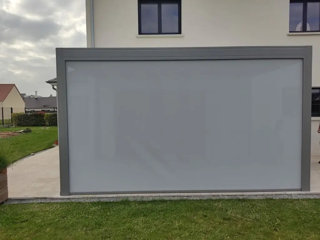 Pergola bioclimatique avec store intégré 