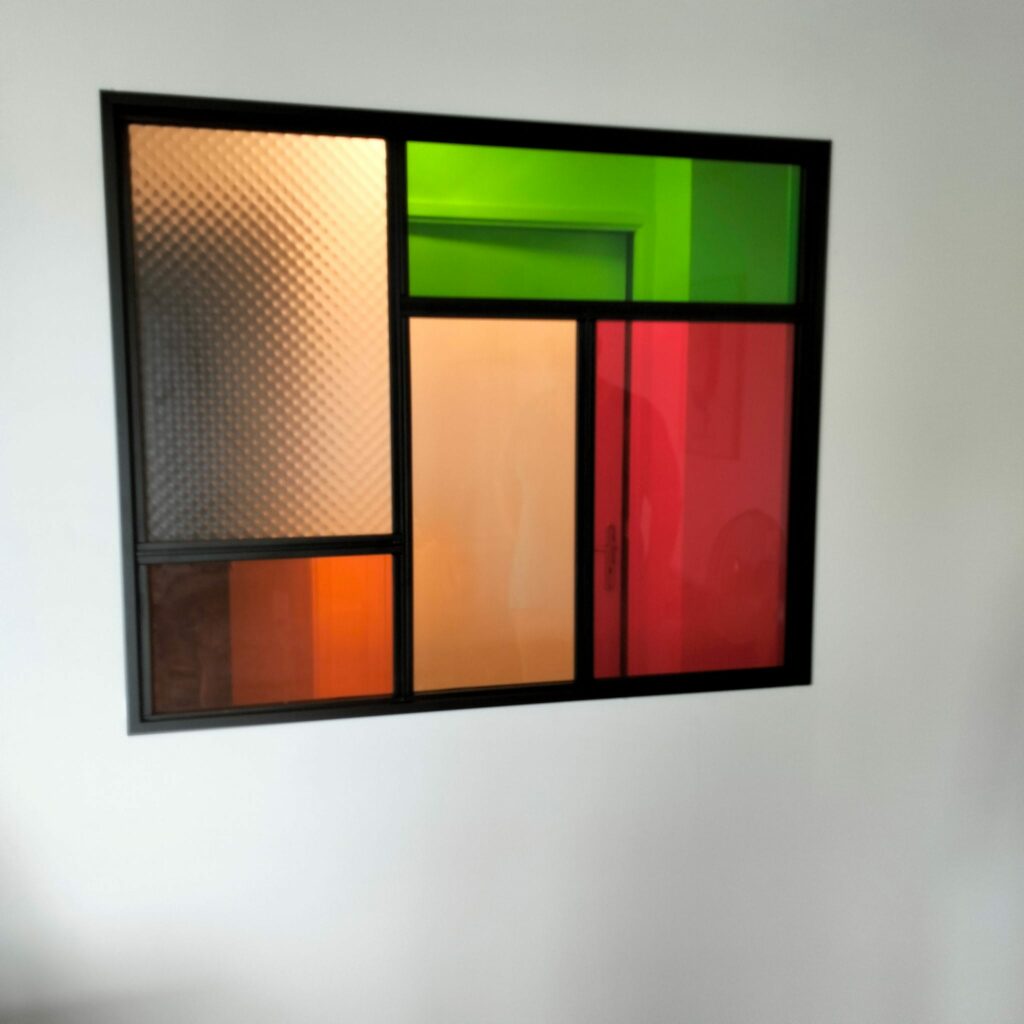verrière en acier avec vitrage coloré 